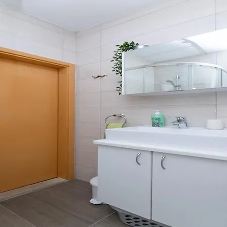 Marti - Four Bedroom With Terrace And Sea View - St Apartamento Supetar